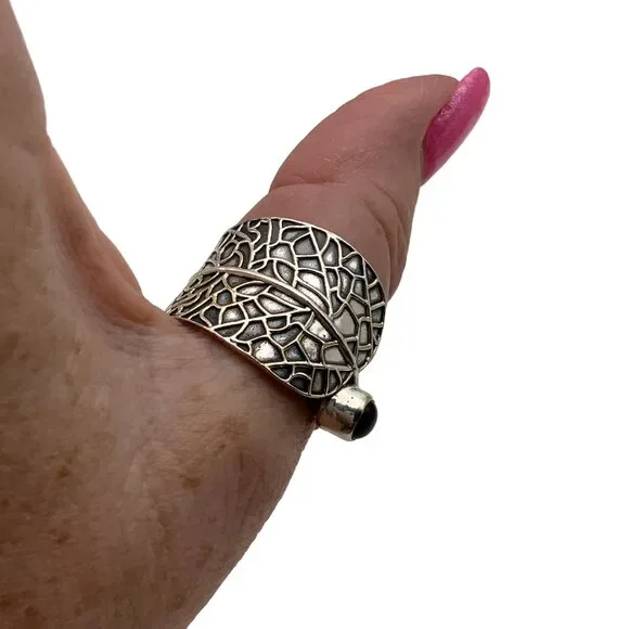 Elegant Silver and Onyx Leaf Ring - Picture 4 of 10